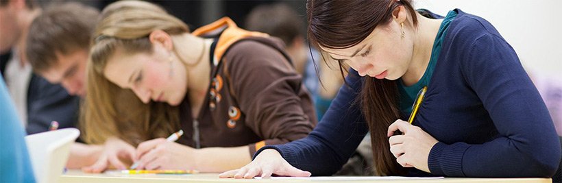 Wie läuft die Prüfung bei einer schulischen Ausbildung ab und welchen Abschluss erhält man